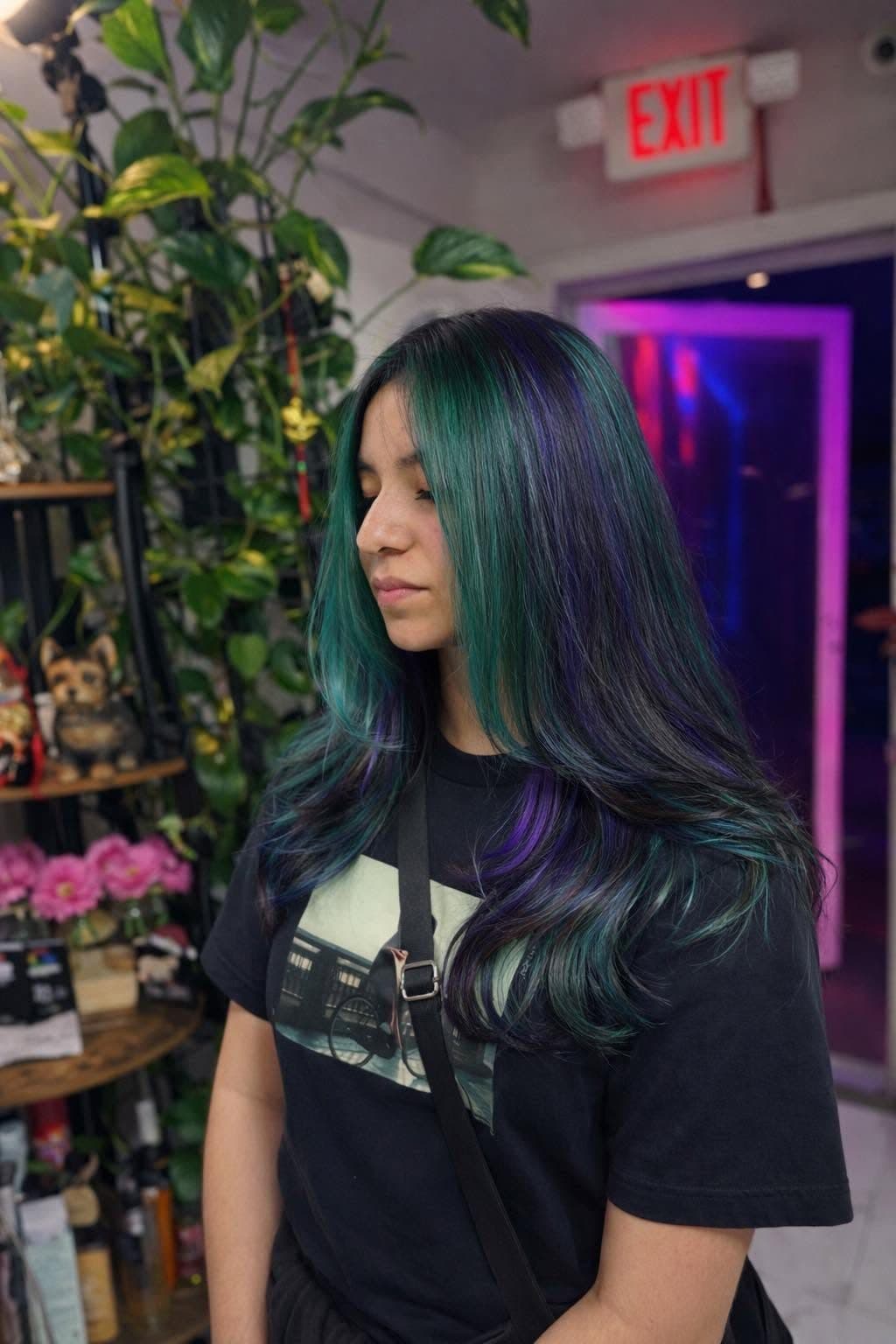 Long layers with emerald and violet vivid color